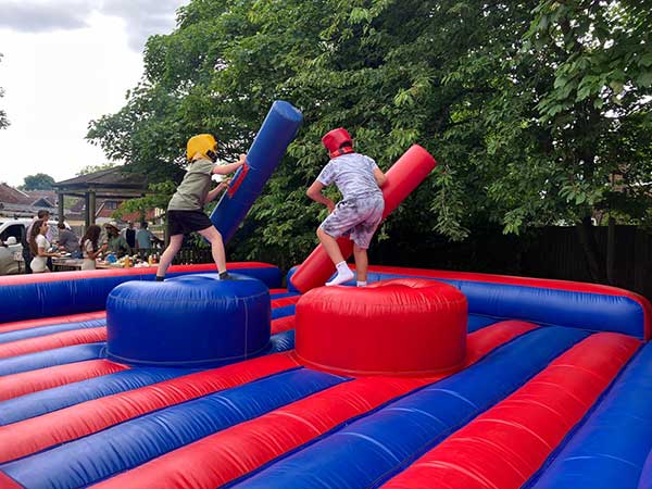 inflatable-gladiator-duel-hire